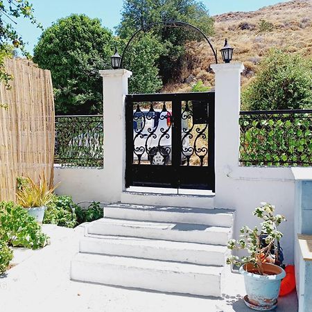 Kostas Studios Apartments - Ενοικιαζόμενα Δωμάτια Με Κουζινάκι ミリナ エクステリア 写真