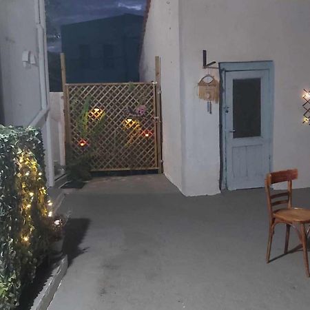 Kostas Studios Apartments - Ενοικιαζόμενα Δωμάτια Με Κουζινάκι ミリナ エクステリア 写真