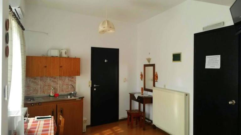 Kostas Studios Apartments - Ενοικιαζόμενα Δωμάτια Με Κουζινάκι ミリナ エクステリア 写真