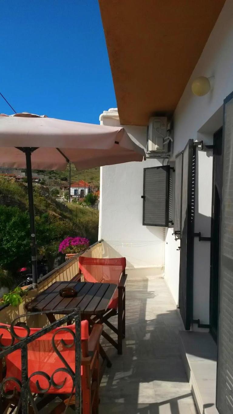 Kostas Studios Apartments - Ενοικιαζόμενα Δωμάτια Με Κουζινάκι ミリナ エクステリア 写真