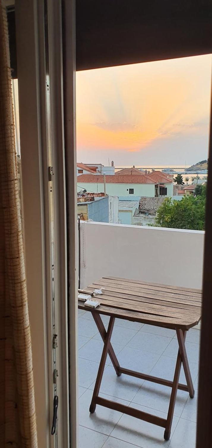 Kostas Studios Apartments - Ενοικιαζόμενα Δωμάτια Με Κουζινάκι ミリナ エクステリア 写真