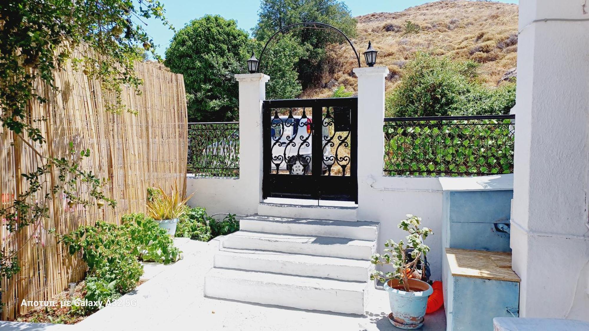 Kostas Studios Apartments - Ενοικιαζόμενα Δωμάτια Με Κουζινάκι ミリナ エクステリア 写真