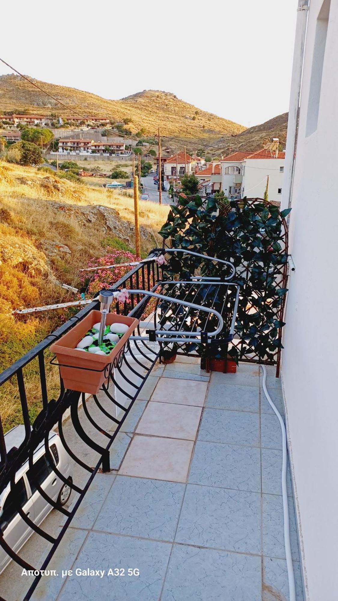 Kostas Studios Apartments - Ενοικιαζόμενα Δωμάτια Με Κουζινάκι ミリナ エクステリア 写真