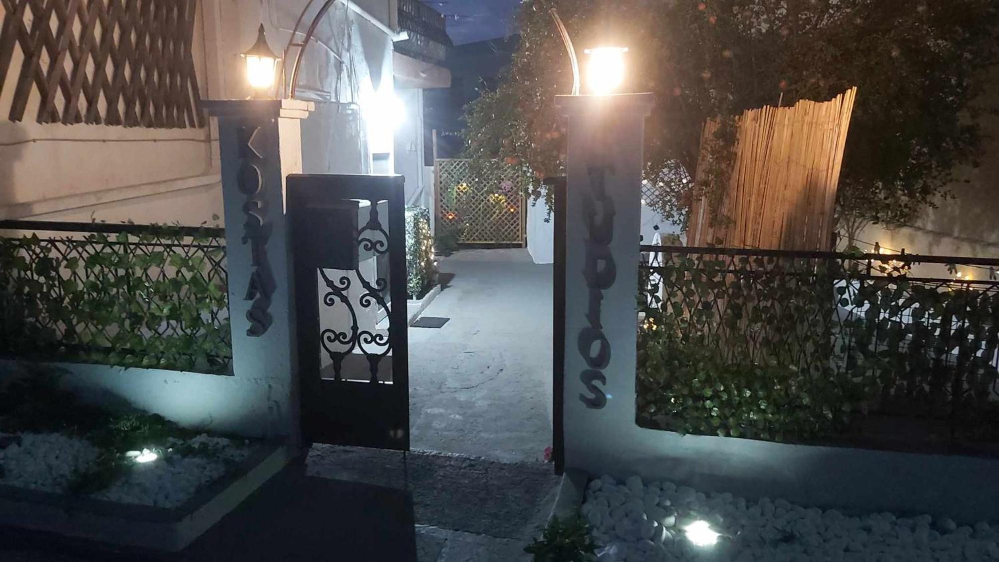 Kostas Studios Apartments - Ενοικιαζόμενα Δωμάτια Με Κουζινάκι ミリナ エクステリア 写真
