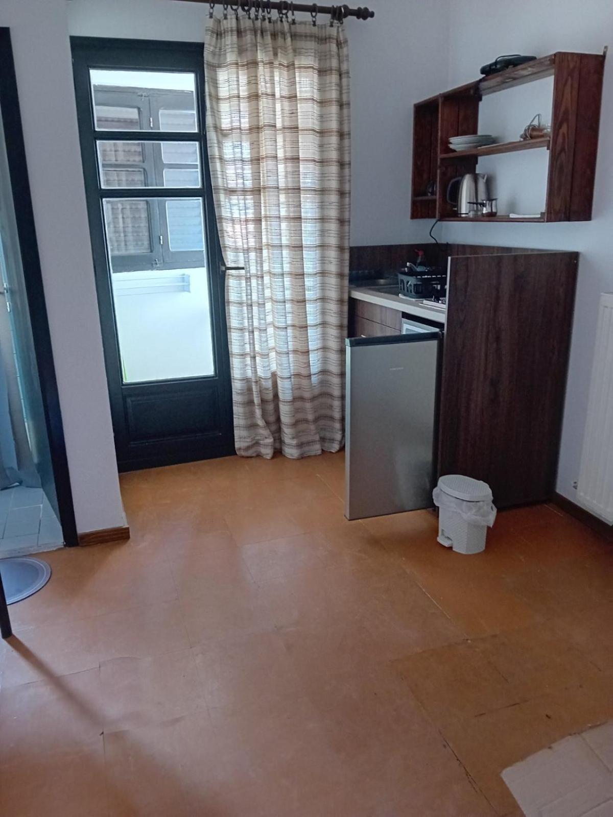 Kostas Studios Apartments - Ενοικιαζόμενα Δωμάτια Με Κουζινάκι ミリナ エクステリア 写真