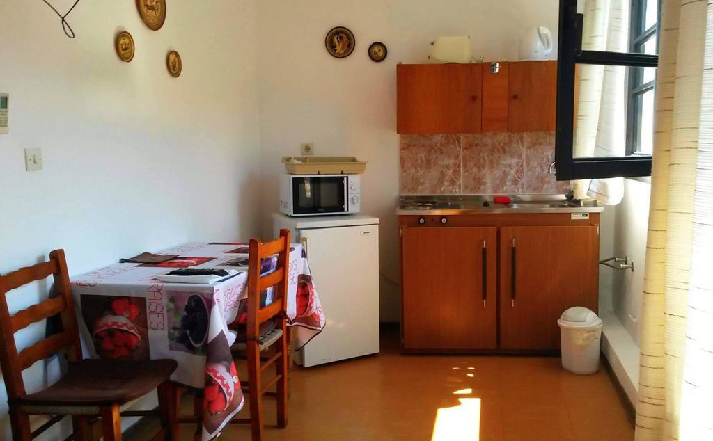 Kostas Studios Apartments - Ενοικιαζόμενα Δωμάτια Με Κουζινάκι ミリナ エクステリア 写真