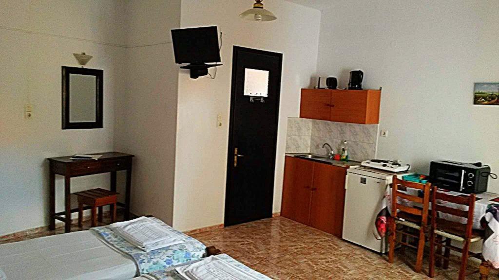 Kostas Studios Apartments - Ενοικιαζόμενα Δωμάτια Με Κουζινάκι ミリナ エクステリア 写真