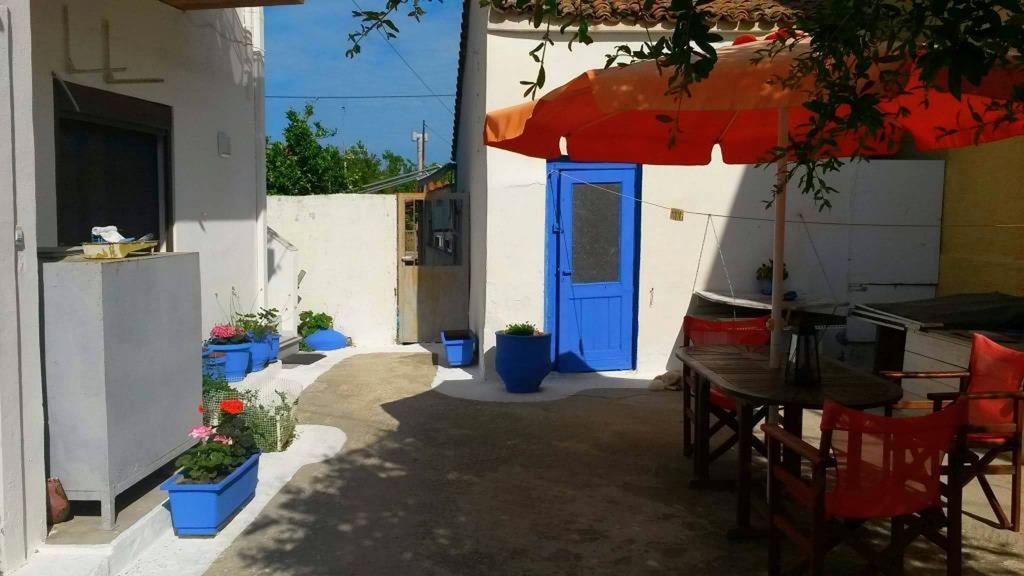 Kostas Studios Apartments - Ενοικιαζόμενα Δωμάτια Με Κουζινάκι ミリナ エクステリア 写真